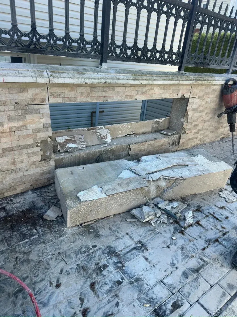 Beton duvarda açıklık oluşturmak için kontrollü kırma çalışması