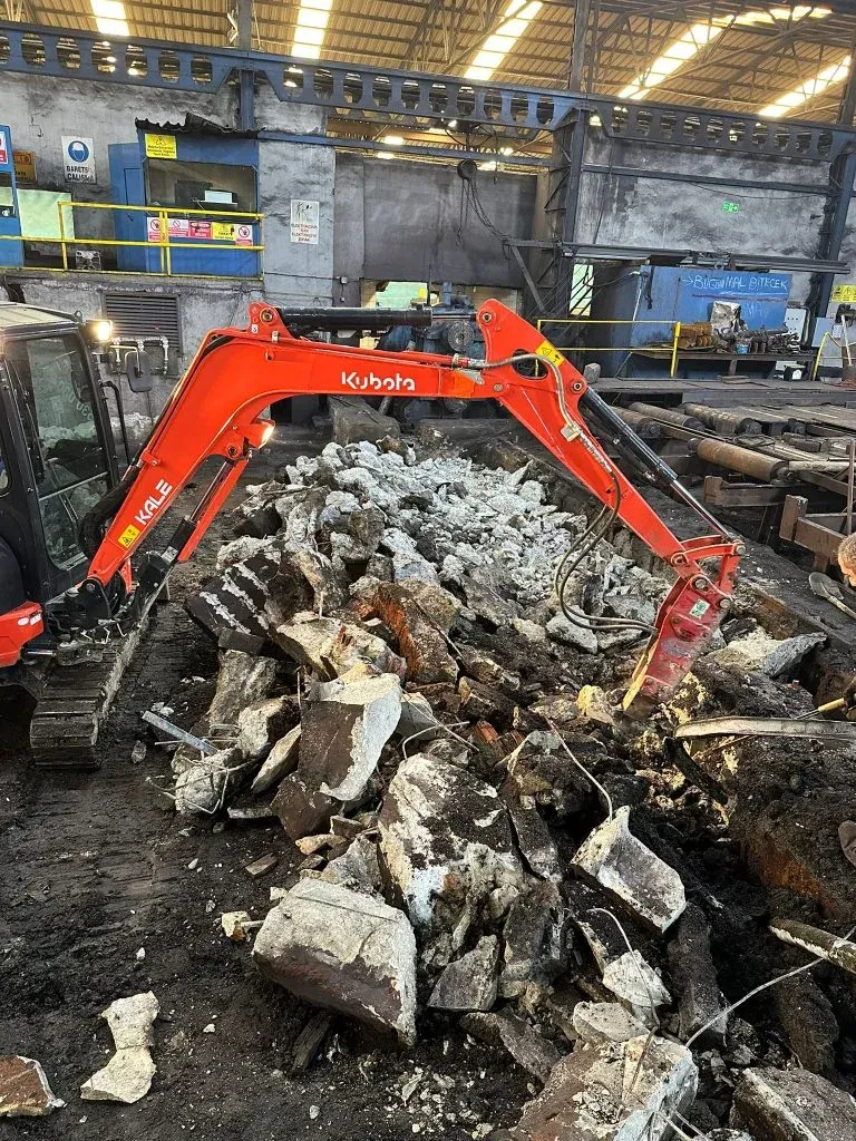 Ekskavatör ile kontrollü beton yıkım çalışması